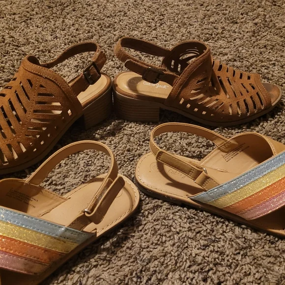 4 new pairs of girls shoes size 2-3 - Picture 2 of 11